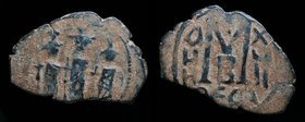 ARAB-BYZANTINE, Rashidun Caliphate, AE fals, c. 637-643. Imitating a year 17 follis of Antioch, uncertain mint in Syria, 4.39g, 19x30mm.
Obv: Three i...