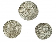 3 vellones castellanos: Sancho IV, cornado, marca *-*; Alfonso IX, cornado, marca T en puerta; Juan I, blanca del Agnus Dei, marca S. Calidad media MB...