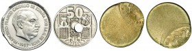 50 céntimos. 1949 *19-56 con el agujero descentrado, 5 pesetas 1957 *75 con dos finales de riel y 1 peseta de Juan Carlos I 1975, muy descentrada. Tot...