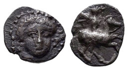 Emporiton. Óbolo. 450-400 a.C. Ampurias (Girona). (Abh-1080). (Acip-86). Anv.: Cabeza femenina de frente ligeramente inclinada hacia la derecha. Rev.:...