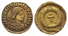 Visigoths. Tremissis in the name of Valentinian III. AU 1,40 g. Ref : RIC 3721. C. 49. Provenance : UBS 73, 05-07/09/2007, lot 0405. Extremely fine
E...