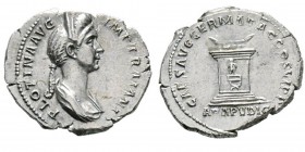 Traianus 98-117 pour Plotina Denarius, Rome, 112-115, AG 3.20 g. Avers : PLOTINA AVG IMP TRAIANI Buste diademè et drapé à droite, les cheveux tombant ...