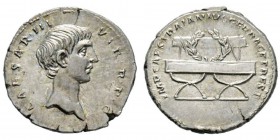 Traianus 98-117 pour Octave Denarius, Restitution pour Octave, Rome, AG 3.25 g. Avers : CAESAR III-VIR RPC Tête nue d'Octave à droite. Revers : IMP CA...