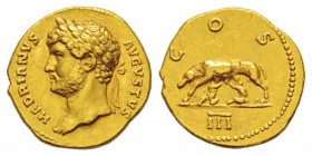 Hadrianus 117-138 Aureus, Rome, 125-128, AU 7.36 g. Avers : HADRIANVS - AVGVSTVS Tête laurée d'Hadrien à gauche. Revers : COS III, la Louve à gauche a...