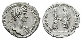 Hadrianus 117-138 Denarius, Rome, 117, AG 3.38 g. Avers : IMP CAES TRAIAN HADRIAN OPT AVG GER DAC Buste lauré d'Hadrien à droite, drapé sur l'épaule g...
