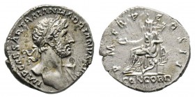 Hadrianus 117-138 Denarius, Rome, 118, AG 3.37 g. Avers : IMP CAESAR TRAIAN HADRIANVS AVG Buste lauré d'Hadrien à droite, drapé sur l'épaule gauche. R...