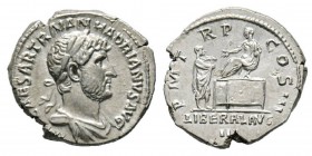 Hadrianus 117-138 Denarius, Rome, 119-122, AG 3.32 g. Avers : CAESAR TRAIAN HADRIANVS AVG Buste lauré et drapé d'Hadrien à droite. Revers : P M TR P C...