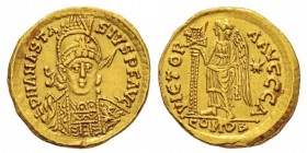 Théodoric dit le Grand 518-526 Solidus au nom et au type de Anastasius, Rome, 492-518, AU 4.45 g. Avers : DN ANASTASIVS P F AVG Buste casqué, drapé et...
