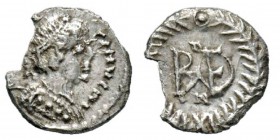 Baduila ou Totila, dit l'Immortel 541-552 1/4 Silique au nom et au type de Anastasius, Ticinum, 541-552, AG 0.4 g. Ref : Metlich 67a Conservation : Su...