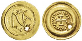 Desiderius 756-774 Tremissis, Lucca, VIIe - VIIIe siècle, AU (or pâle) 1.44 g. Avers : Monogramme de LUCA, deux étoiles dans le champ. Revers : Croix ...