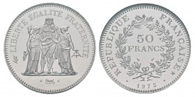 France, Piéfort de 50 francs Hercule, 1975, Platine, 123 g. Avers : Hercule nu avec la léonté debout de face, unissant la Liberté debout à gauche tena...