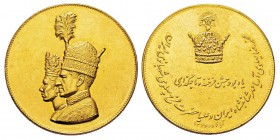 Iran, Muhammad Reza Pahlavi Shah SH 1320-1358 (1941-1979) Médaille en or, Tehran, 1967, AU 34.84 g. 36.3mm. Conservation : Superbe et Rare. Couronneme...