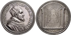 Roma. Innocenzo X (Giovanni Battista Pamphilj), 1644-1655. Medaglia anno IV. AR 24,28 g. Ø 37,30 mm. Per ricordare le opere interne e le decorazioni e...