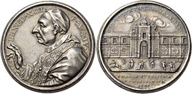 Roma. Clemente XI (Giovanni Francesco Albani), 1700-1721. Benedetto XIII (Pietro Francesco Orsini), 1724-1730. Medaglia ano IV/1727. AR 28,89 g. Ø 35,...