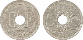 IIIe République, 5 centimes étoile, 1938 Paris
RF autour du trou central et sous un bonnet phrygien, le tout dans une couronne formée de deux branche...