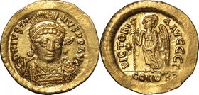 Justin I (518-527).AV Solidus, Constantinople mint, 518-522.D/ Bust three-quarter right, helmeted, cuirassed, holding spear behind neck and shield.R/ ...