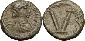 Justinian I (527-565).AE Pentanummium, uncertain mint. Struck 540-565.D/ Diademed, draped, and cuirassed bust right.R/ Large V within wreath.DOC 369; ...