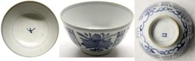 CHINA und Südostasien
China
Varia
Porzellan-Reisschale, weiß-blau, um 1820. Bemalung = abwechselnd Lotusblumen und Zeichen. Durchmesser 14,7 cm, Hö...