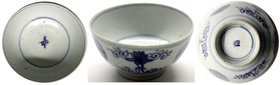 CHINA und Südostasien
China
Varia
Porzellan-Reisschale, weiß-blau, um 1820. Bemalung = abwechselnd Lotusblumen und rundes Symbol. Durchmesser 14,8 ...