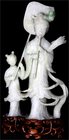 CHINA und Südostasien
China
Varia
Jadeit-Skulptur einer Flötenspielerin mit Kind, das einen Fächer hält. Höhe 19,5 cm. Auf Holzsockel. Gesamthöhe m...