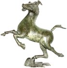 CHINA und Südostasien
China
Varia
Wieherndes Bronzepferd auf schwalbenförmigem Fuß. Höhe 27 cm. Eine verkleinerte Replik der 1969 bei Wuwei entdeck...