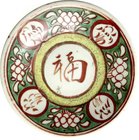 CHINA und Südostasien
China
Varia
Porzellanteller um 1900. Weiß mit roter, gelber und grüner Bemalung. Das Zeichen "Fu" (= Glück) umgeben von Blume...