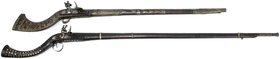 CHINA und Südostasien
Indien
Varia
2 alte indische Steinschlossgewehre, darunter eine Vogelflinte mit Perlmuttintarsien. Länge 162 cm und 128 cm