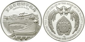 CHINA und Südostasien
Japan
Hirohito, 1926-1989
Grosse Silbermedaille 1976 auf das 50jährige Regierungsjubiläum. 100 g. Sterlingsilber. In Kapsel. ...