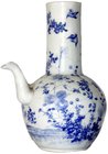 CHINA und Südostasien
Japan
Varia
Porzellan-Kanne, Seto, Meiji-Zeit (1867/1912). Blau-weißes Dekor mit Blumen und Vögeln. Höhe 25 cm. Bodenmarke Ni...