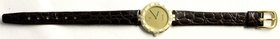 Uhren aus Gold
Armbanduhren
Damenarmbanduhr GENEVE Q, Gelbgold 585, mit Lederarmband. Lunette besetzt mit 36 kl. Brillanten. Länge 20 cm, Lunette 24...