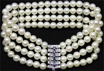 Schmuck und Accessoires aus Gold
Armbänder und Fußkettchen
Vierreihige Perlenkette aus 168 Perlen (je ca. 5 mm), Verschluss Weißgold 585 mit 5 klein...