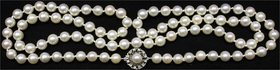 Schmuck und Accessoires aus Gold
Colliers und Halsketten
Perlencollier aus 93 Perlen (je ca. 7 mm), Verschluss Weißgold 585 mit weiterer Perle und 1...