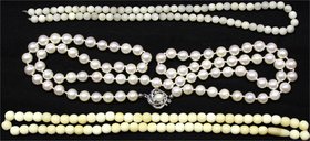 Schmuck und Accessoires aus Gold
Colliers und Halsketten
Perlencollier aus 88 Perlen (je ca. 6,5 bis 7 mm), Verschluss Weißgold 585 mit 2 weiteren P...