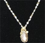 Schmuck und Accessoires aus Gold
Colliers und Halsketten
Jugendstil-Perlencollier aus 80 kleinen Perlen und kleinen Elementen, sowie Verschluss aus ...