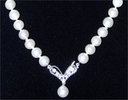 Schmuck und Accessoires aus Gold
Colliers und Halsketten
Perlencollier, Verschluss Weißgold 585 besetzt mit 7 Brillanten und 1 Perle. 52 Perlen, Län...
