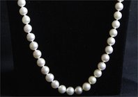 Schmuck und Accessoires aus Gold
Colliers und Halsketten
Perlencollier aus 79 Perlen (je ca. 7 mm). Länge 62 cm. Verschluss Gelbgold 585