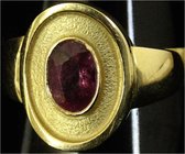 Schmuck und Accessoires aus Gold
Fingerringe
Damenring Gelbgold 750 mit großem Turmalin im Ovalschliff (ca. 0,8 ct). Ringgröße 20. 6,61 g