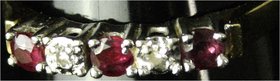 Schmuck und Accessoires aus Gold
Fingerringe
Damenring Gelbgold 585 mit 2 Brillanten (zusammen 0,03 ct) und 3 roten Turmalinen. Ringgröße 18. 2,27 g...