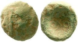 Kelten
Germanische Kelten
Vindeliker
Bronze- "Regenbogenschüsselchen", 1. Jh. v. Chr. Typ Vogelkopf im Kranz/Torques um 6 als Dreieck angeordnete K...