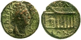 Provinzialrömische Münzen
Phokis
Delphi, Faustina senior
Bronzemünze 23 mm. Drap. Brb. r./Apollotempel.
fast sehr schön, Belag, sehr selten