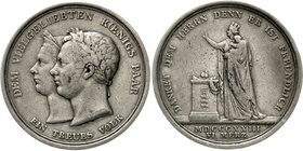 Altdeutsche Münzen und Medaillen
Württemberg
Wilhelm I., 1816-1864
Silbermedaille 1823 v. C. Voigt, a.d. Geburt des Kronprinzen Karl. Die Köpfe des...