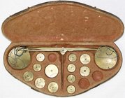 Waagen und Gewichte
Münzwaagen und Münzgewichte
Französischer Waagkasten mit Messingwaage und 12 (von 15) Goldmünzen-Gewichten in Messing. Um 1820. ...