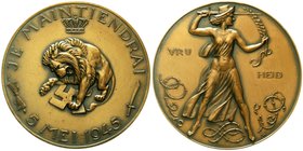 Medaillen
Drittes Reich
Niederländ. Bronzemedaille 1945 von W. a.d. Ende des 2. Weltkrieges. Löwe zerschlägt Hakenkreuz/personifizierte Freiheit. 60...