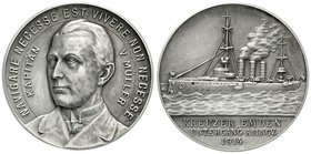 Medaillen
Erster Weltkrieg
Silbermedaille 1914 von Mayer & Wilhelm, auf Kapitän von Müller und den Untergang des Kreuzers Emden. 34 mm, 14,73 g.
gu...