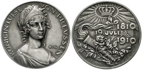 Medaillen
Münchner Medailleure, Karl Goetz
Silbermedaille 1910 auf den 100. Todestag Königin Luise von Preußen. 36 mm, 19,19 g
vorzüglich, kl. Krat...