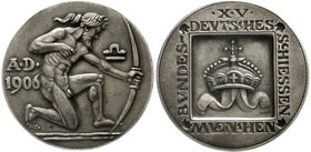 Medaillen
Schützenmedaillen, München
Silbermedaille 1906 a.d. XV. Deutsches Bundesschießen, 38 mm, 29,08 g.
vorzüglich, feine Patina