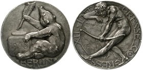 Medaillen
Tiermotive
Bären
Silbermedaille 1908 auf den 12. internat. Pressekongress in Berlin. Nackte Diana vor Weltkarte/Bär mit Tintenfass. 29 mm...