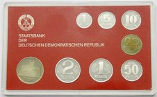 Klein- und Kursmünzen der DDR
Kursmünz- und Gedenksätze
Kursmünzensatz von 1 Pfennig bis 5 Mark 1983 mit 5 Mark Meissen. In Hartplastik mit rotem In...