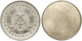 Gedenkmünzen der DDR
Probe 5 Mark (20 Jahre DDR) (1969). Einseitiger Abschlag mit dem Stempel der Wappenseite des 2-Markstücks (J. 1515) ohne Randsch...