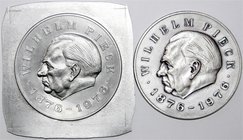 Gedenkmünzen der DDR
2 Stück: Einseitige, viereckige Fabrikationsprobe in Aluminium (Klippe) 1976, einer nicht verausgabten Münze, auf den 100. Gebur...